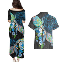 Hawaiian Couple Turtles Honi Couples Matching Puletasi and Hawaiian Shirt Polynesian Art Motifs and Hibiscus Black Blue Color - Polynesian Pride
