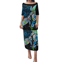 Hawaiian Couple Turtles Honi Puletasi Polynesian Art Motifs and Hibiscus Black Blue Color - Polynesian Pride