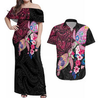 Hawaiian Couple Turtles Honi Couples Matching Off Shoulder Maxi Dress and Hawaiian Shirt Polynesian Art Motifs and Hibiscus Black Red Color - Polynesian Pride