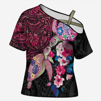 Hawaiian Couple Turtles Honi Cross Shoulder Shirt Polynesian Art Motifs and Hibiscus Black Red Color - Polynesian Pride