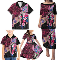 Hawaiian Couple Turtles Honi Family Matching Puletasi and Hawaiian Shirt Polynesian Art Motifs and Hibiscus Black Red Color - Polynesian Pride