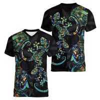 New Zealand Gecko Maori Art Tattoo Women V-Neck T-Shirt Silver Fern and Paua Shell Mode