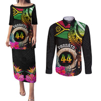 Personalised Vanuatu 44th Anniversary Couples Matching Puletasi and Long Sleeve Button Shirt Boars Tusk and Melanesian Warrior Indipendens Dei LT03 Black - Polynesian Pride