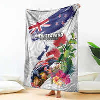 New Zealand Christmas Blanket Meri Kirihimete-Tuatara and Pohutukawa White Color