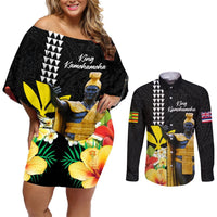 Hawaii King Kamehameha Day Couples Matching Off Shoulder Short Dress and Long Sleeve Button Shirt Kanaka Maoli Hibiscus Flower and Kakau Pattern LT03 Black - Polynesian Pride