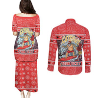 custom-new-zealand-christmas-couples-matching-puletasi-dress-and-long-sleeve-button-shirts-santa-catch-the-wave-maori-pattern-retro-style