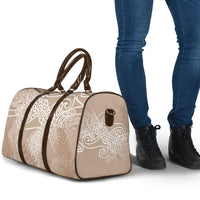 Aotearoa Maori Koru Curves Travel Bag Silver Ferns - Mocha
