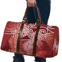 Aotearoa Maori Koru Curves Travel Bag Silver Ferns - Crimson Red LT7 - Polynesian Pride