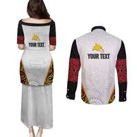 Personalized Papua New Guinea Couples Matching Puletasi and Long Sleeve Button Shirt Hapi De bilong Indipendens PNG