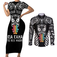 personalised-kia-kaha-te-reo-maori-couples-matching-short-sleeve-bodycon-dress-and-long-sleeve-button-shirts-hei-tiki-mix-koru-black