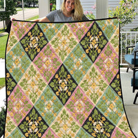 Seamless Pattern Puakenikeni and Kalo Quilt LT9 Beige - Polynesian Pride