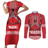 Toitu Te Tiriti Waitangi Couples Matching Short Sleeve Bodycon Dress and Long Sleeve Button Shirt Red Wharenui House - Polynesian Pride