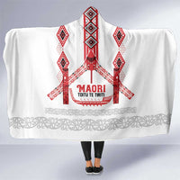 Toitu Te Tiriti Waitangi Hooded Blanket White Wharenui House LT9 One Size white - Polynesian Pride