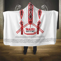 Toitu Te Tiriti Waitangi Hooded Blanket White Wharenui House LT9 - Polynesian Pride