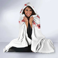 Toitu Te Tiriti Waitangi Hooded Blanket White Wharenui House LT9 - Polynesian Pride
