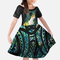 Sulphur-crested Cockatoo New Zealand Kid Short Sleeve Dress Paua Shell Aotearoa Maori Tropical Flowers - Polynesian Pride