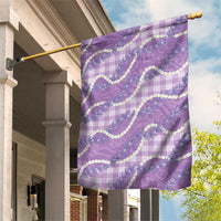 Purple Hawaii Palaka Honohono Pikake Garden Flag Hawaiian Orchid Lei Polynesian Pattern - Polynesian Pride