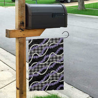 Black Hawaii Palaka Honohono Pikake Garden Flag Hawaiian Orchid Lei Polynesian Pattern - Polynesian Pride