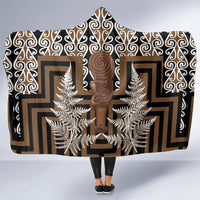 Wahaika New Zealand Hooded Blanket Maori Weapon Kowhaiwhai Fern Poutama Motifs LT14 One Size Brown - Polynesian Pride
