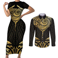 Gold Black New Zealand Manta Ray Couples Matching Short Sleeve Bodycon Dress and Long Sleeve Button Shirt Aotearoa Maori Haehae - Polynesian Pride
