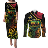 Vanuatu 1980 Couples Matching Puletasi and Long Sleeve Button Shirt Hapi 46 Yia Indipendens Anivesari LT14 Black - Polynesian Pride