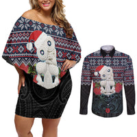 New Zealand Hei Tiki Christmas In July Couples Matching Off Shoulder Short Dress and Long Sleeve Button Shirt Pohutukawa Santa Xmas Polynesian Pattern LT22 Black - Polynesian Pride