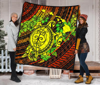 Hawaii Polynesian Premium Quilt - Hawaii Yellow Turtles Map & Green Hibiscus - Polynesian Pride