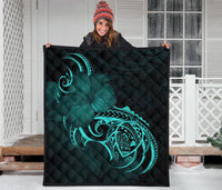 Hawaii Map Turtle Hibiscus Divise Turquoise Polynesian Premium Quilt - Polynesian Pride