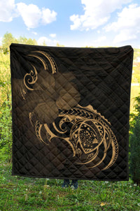 Hawaii Map Turtle Hibiscus Divise Gold Polynesian Premium Quilt - Polynesian Pride