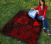 Hawaii Sea Turtle Is Swimming Toward Premium Quilt Red - Polynesian Pride