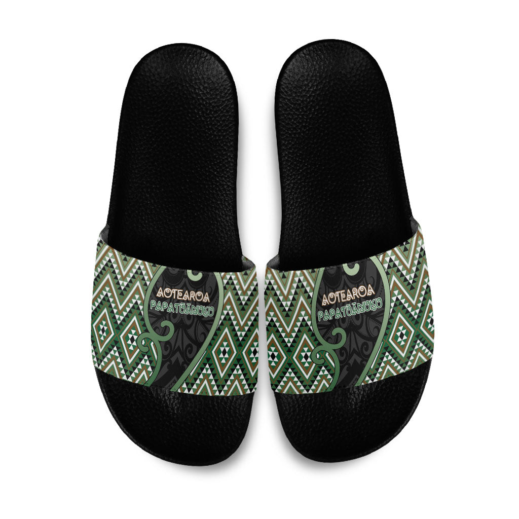 Aotearoa Atua Papatuanuku Slide Sandals Earth Mother Father Koru Patterns DT05 Green - Polynesian Pride