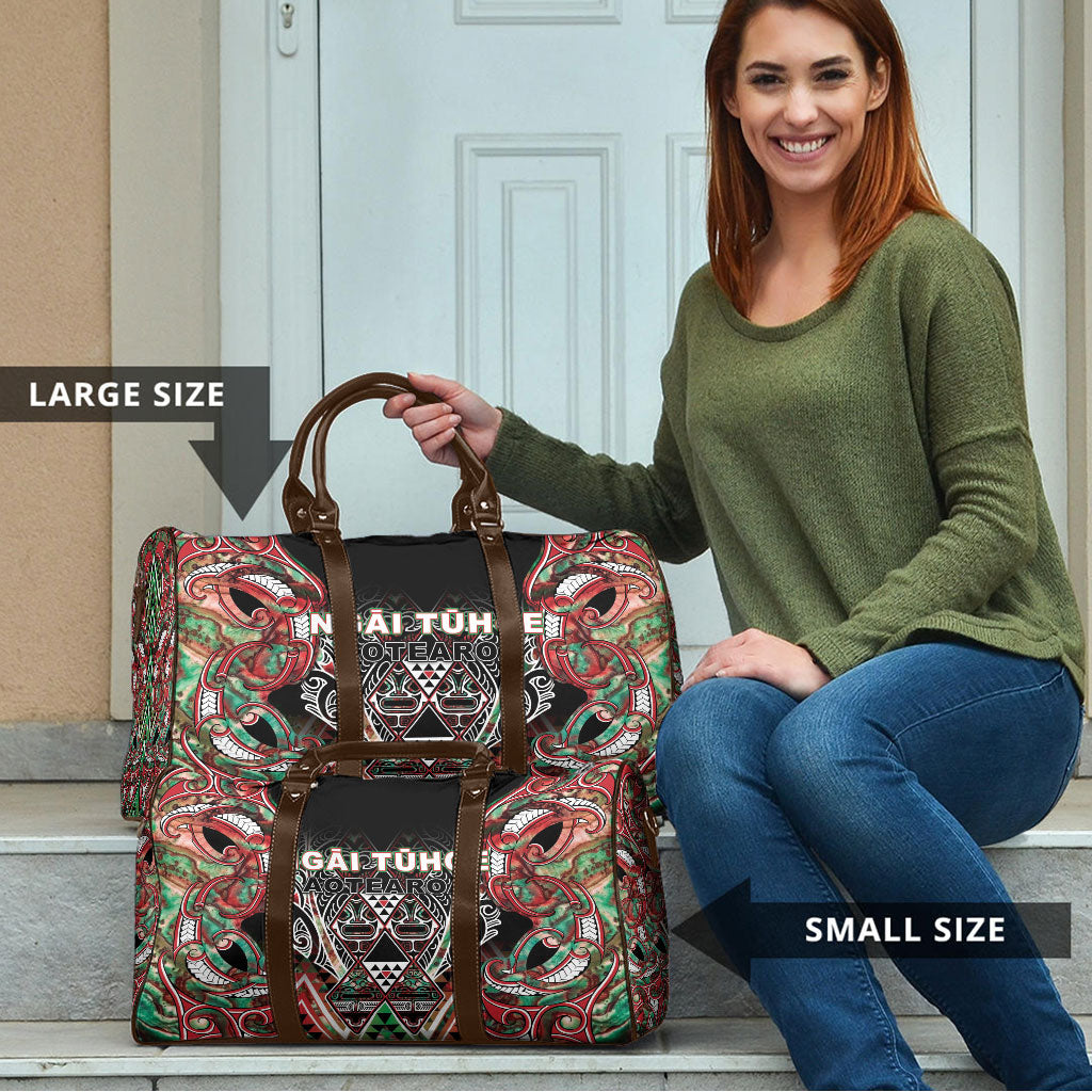 Aotearoa Ngai Tuhoe Travel Bag Maori Tribal Red And Green Paua Shell Pattern DT05 - Polynesian Pride