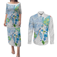 Hawaiian Couple Turtles Honi Couples Matching Puletasi and Long Sleeve Button Shirt Polynesian Art Motifs and Hibiscus White Blue Color - Polynesian Pride