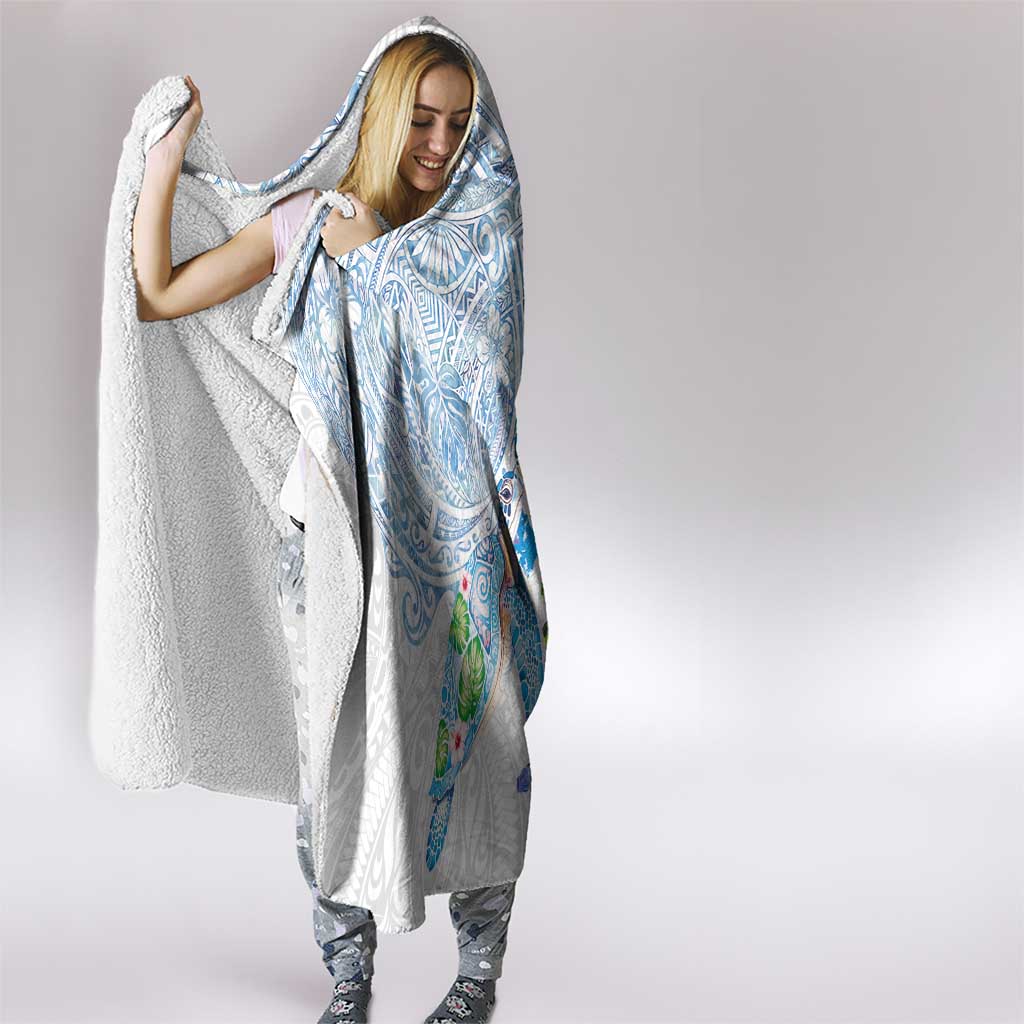 Hawaiian Couple Turtles Honi Hooded Blanket Polynesian Art Motifs and Hibiscus White Blue Color - Polynesian Pride