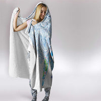 Hawaiian Couple Turtles Honi Hooded Blanket Polynesian Art Motifs and Hibiscus White Blue Color - Polynesian Pride