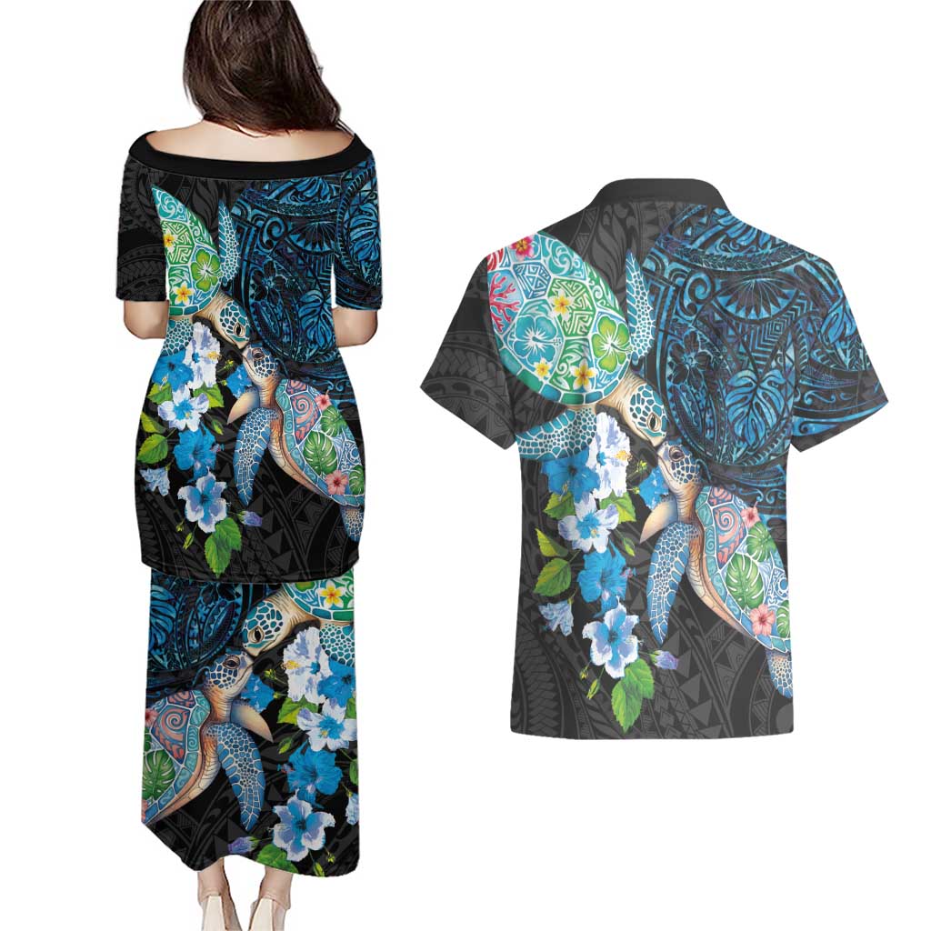 Hawaiian Couple Turtles Honi Couples Matching Puletasi and Hawaiian Shirt Polynesian Art Motifs and Hibiscus Black Blue Color - Polynesian Pride