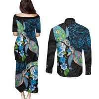 Hawaiian Couple Turtles Honi Couples Matching Puletasi and Long Sleeve Button Shirt Polynesian Art Motifs and Hibiscus Black Blue Color - Polynesian Pride