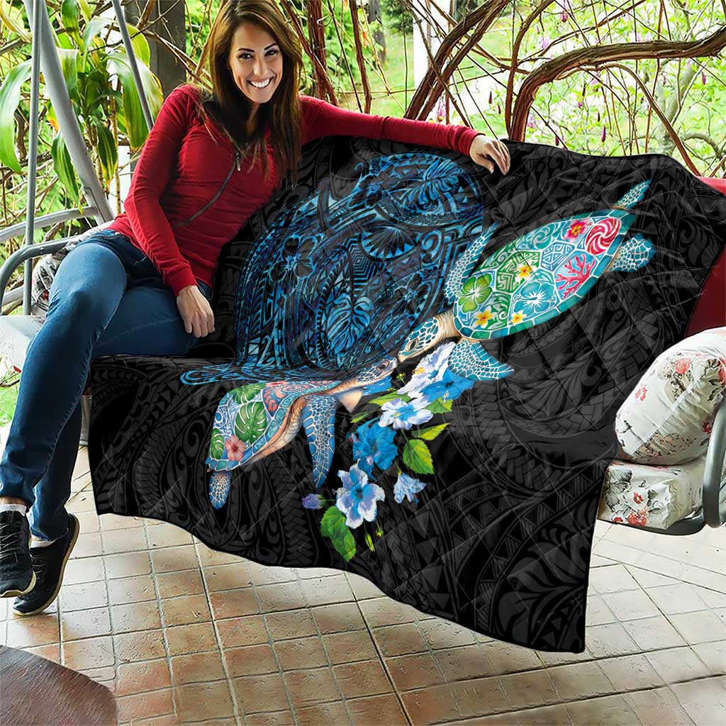 Hawaiian Couple Turtles Honi Quilt Polynesian Art Motifs and Hibiscus Black Blue Color - Polynesian Pride