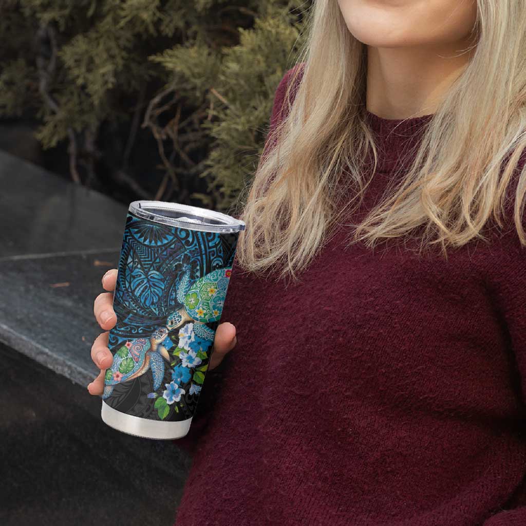 Hawaiian Couple Turtles Honi Tumbler Cup Polynesian Art Motifs and Hibiscus Black Blue Color - Polynesian Pride