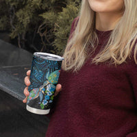 Hawaiian Couple Turtles Honi Tumbler Cup Polynesian Art Motifs and Hibiscus Black Blue Color - Polynesian Pride