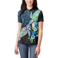 Hawaiian Couple Turtles Honi Women Polo Shirt Polynesian Art Motifs and Hibiscus Black Blue Color - Polynesian Pride
