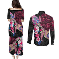 Hawaiian Couple Turtles Honi Couples Matching Puletasi and Long Sleeve Button Shirt Polynesian Art Motifs and Hibiscus Black Red Color - Polynesian Pride