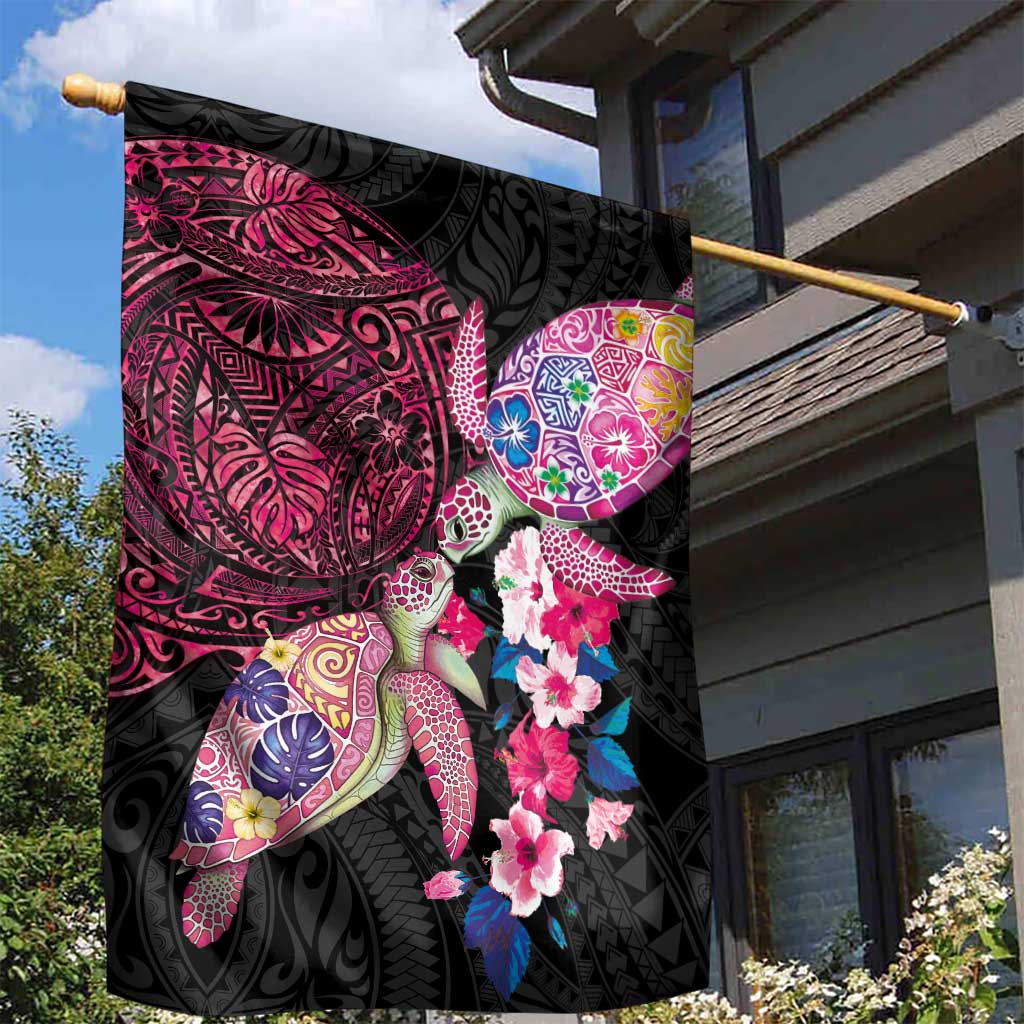 Hawaiian Couple Turtles Honi Garden Flag Polynesian Art Motifs and Hibiscus Black Red Color - Polynesian Pride