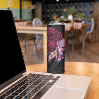 Hawaiian Couple Turtles Honi Skinny Tumbler Polynesian Art Motifs and Hibiscus Black Red Color - Polynesian Pride