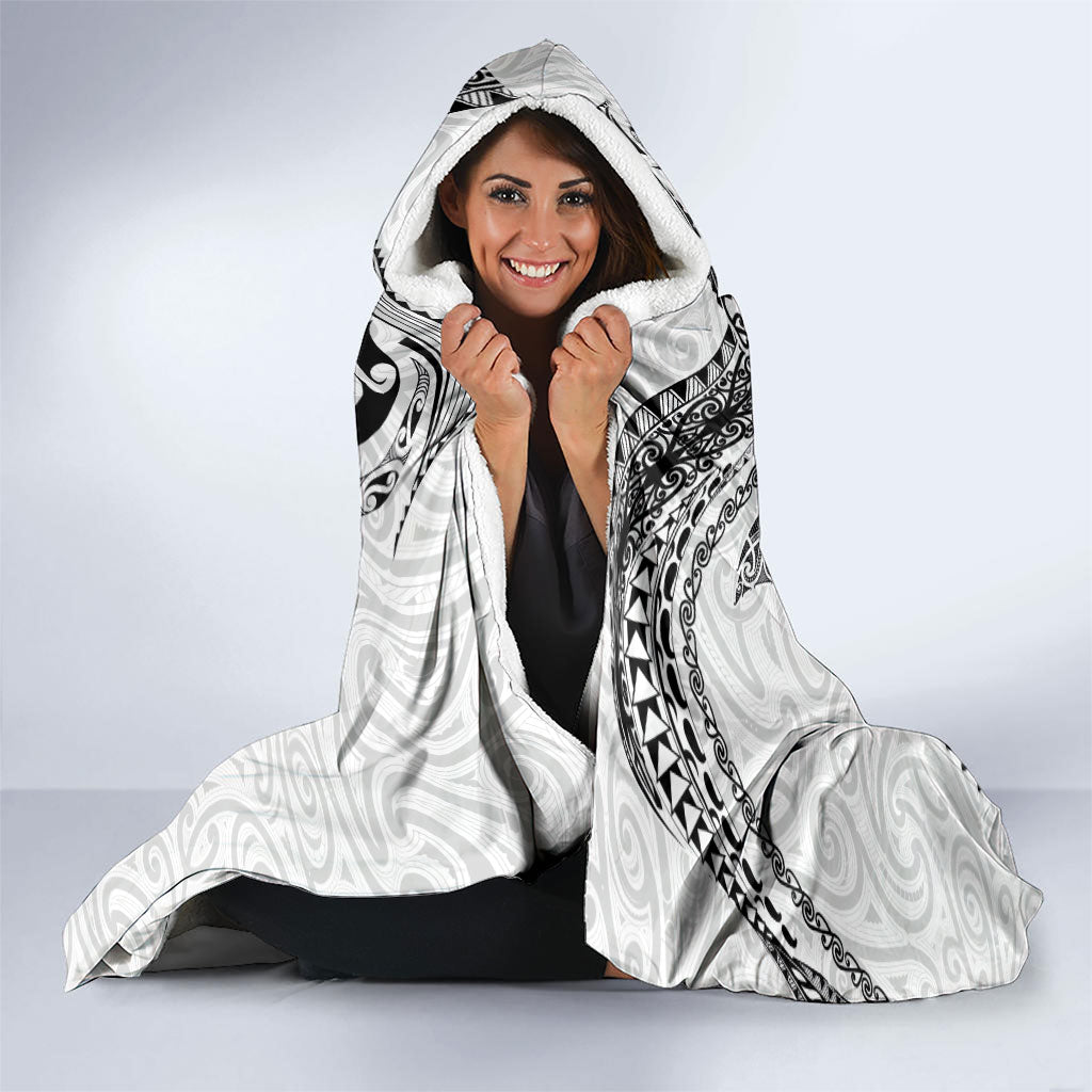 Aotearoa Maori Sea Animals Tribal Hooded Blanket Manta Ray and Shark Moko Pattern White Color LT03 - Polynesian Pride