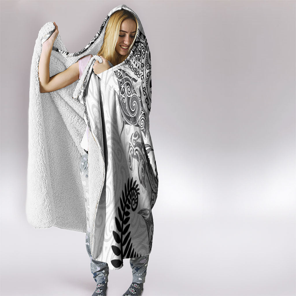 Aotearoa Maori Sea Animals Tribal Hooded Blanket Manta Ray and Shark Moko Pattern White Color LT03 - Polynesian Pride
