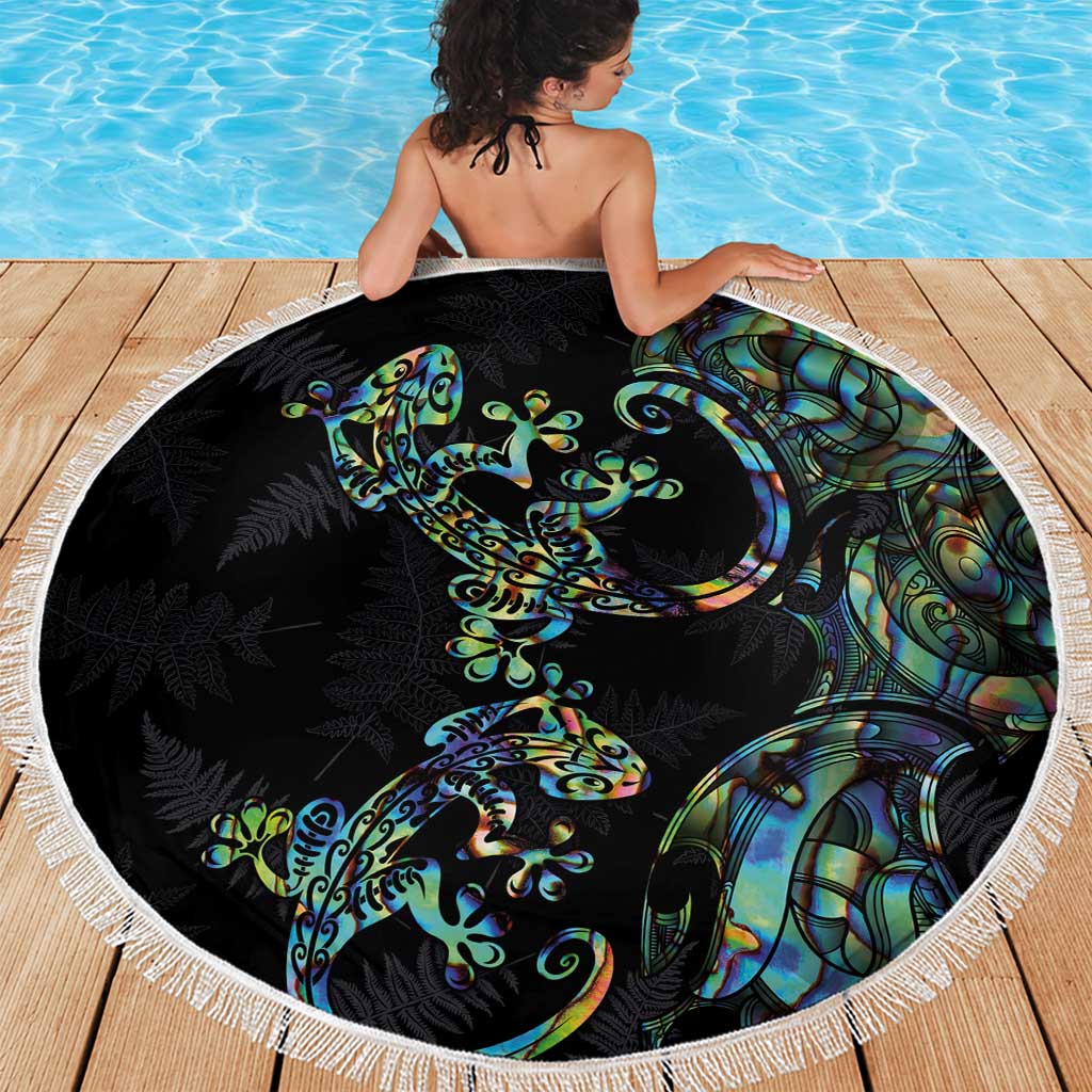 New Zealand Gecko Maori Art Tattoo Beach Blanket Silver Fern and Paua Shell Mode