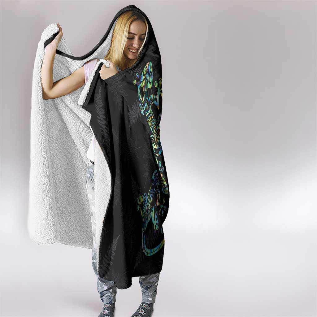New Zealand Gecko Maori Art Tattoo Hooded Blanket Silver Fern and Paua Shell Mode