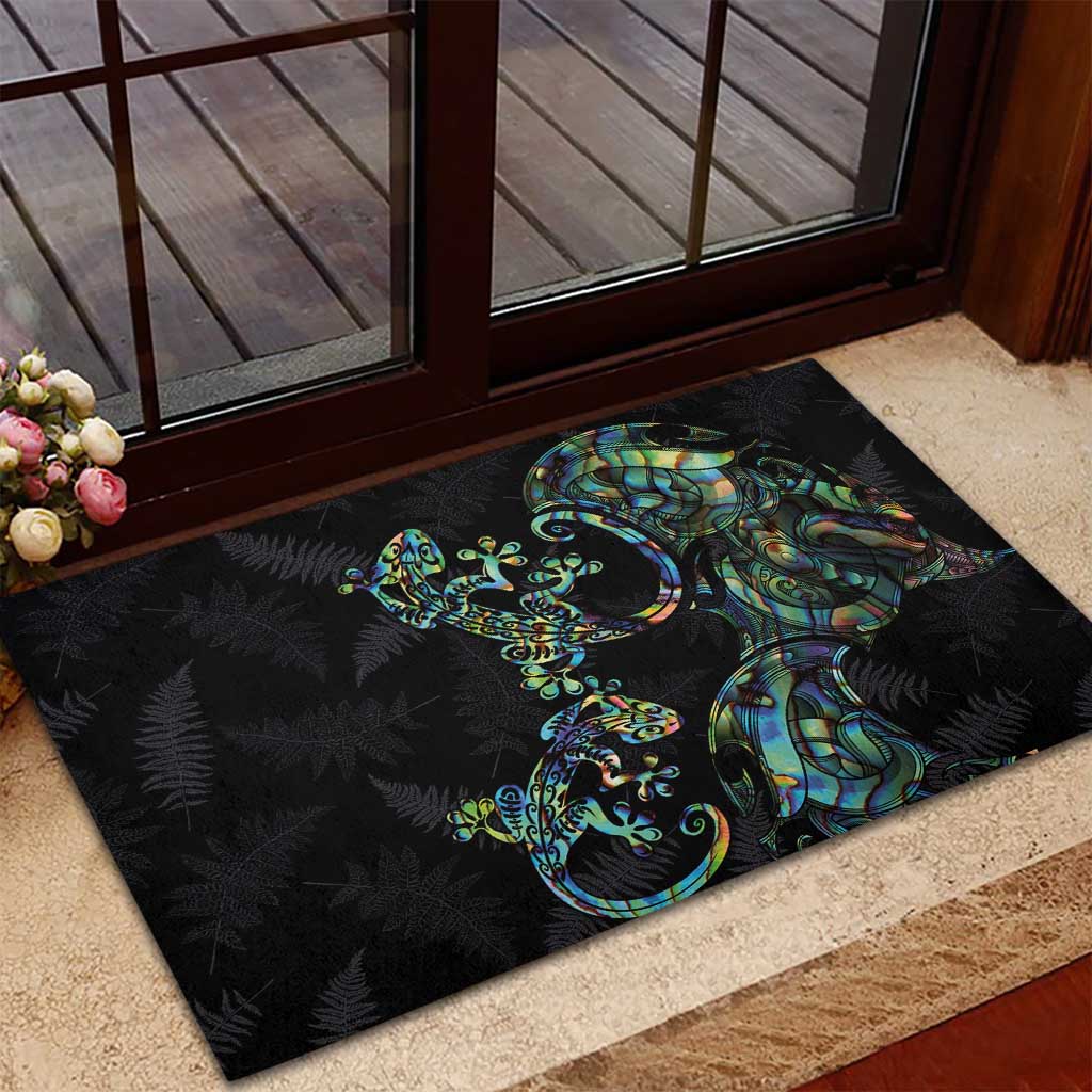 New Zealand Gecko Maori Art Tattoo Rubber Doormat Silver Fern and Paua Shell Mode