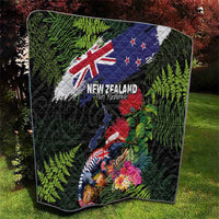 New Zealand Christmas Quilt Meri Kirihimete-Tuatara and Pohutukawa Black Color